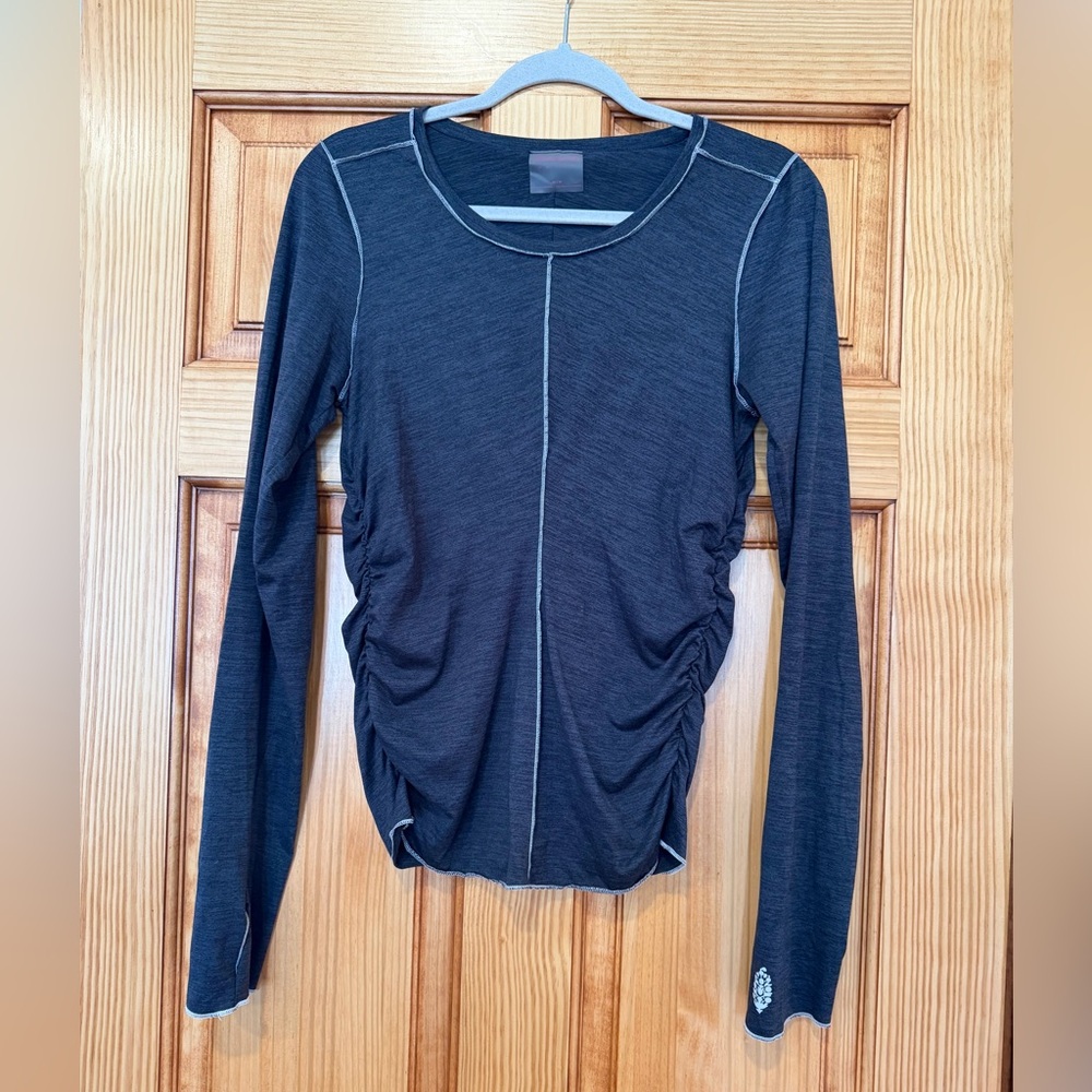 FP Movement x HATCH Right on Run layer top with thumb holes